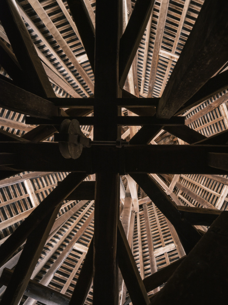 Sous les toits des cathédrales. Charpentes et combles sous le regard de huit photographes
