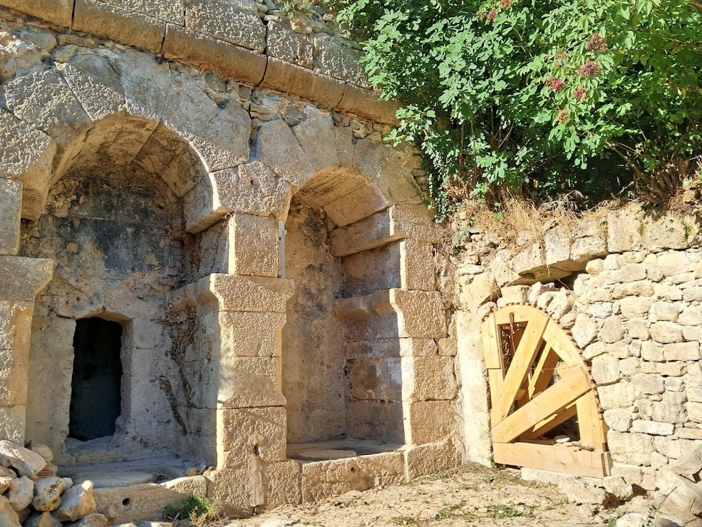 Visite guidée dans les anciens moulins de varages. Randonnée sous la cascade et repas champêtre à la ferme de Laval.