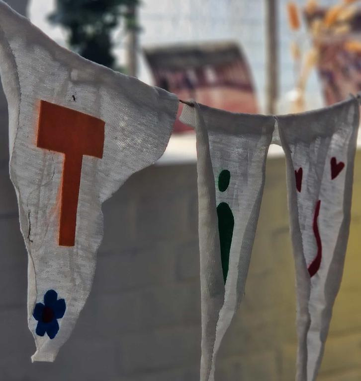 Vacances pour tous: Ateliers d'upcycling artistique fanion-moquette