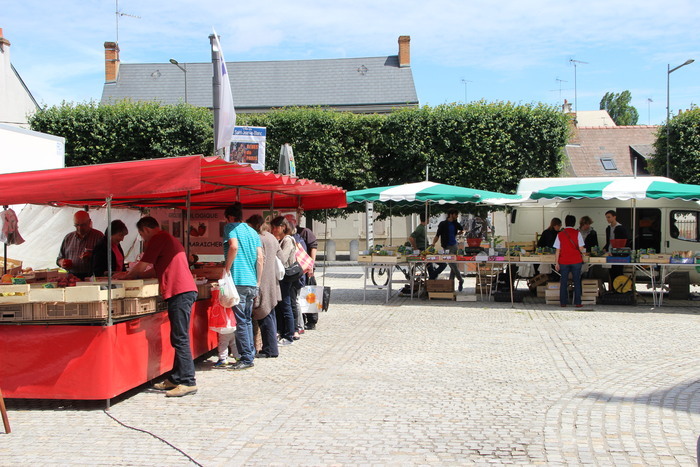 Un marché de village convivial qui propose des stands essentiellement alimentaires.