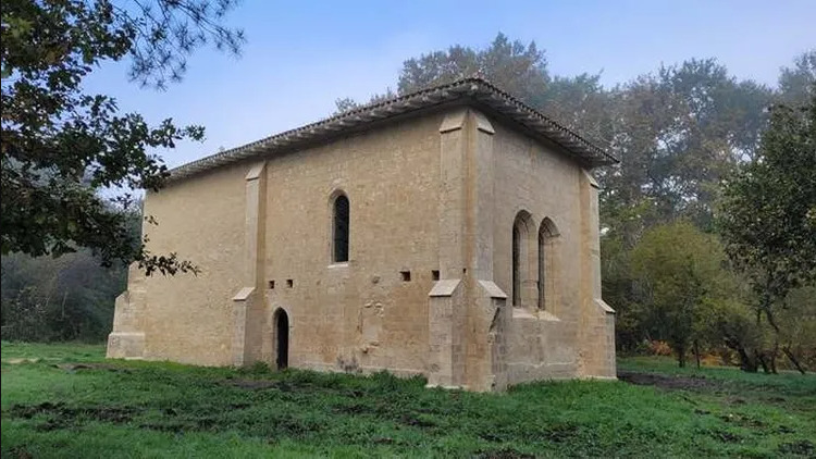 Visite guidée d'une chapelle datant du XIIIe siècle