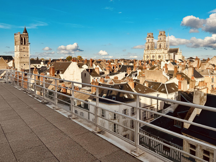 Plongez au cœur de la révolution commerciale d'Orléans et profitez des vues imprenables depuis la terrasse des emblématiques Galeries Lafayette !