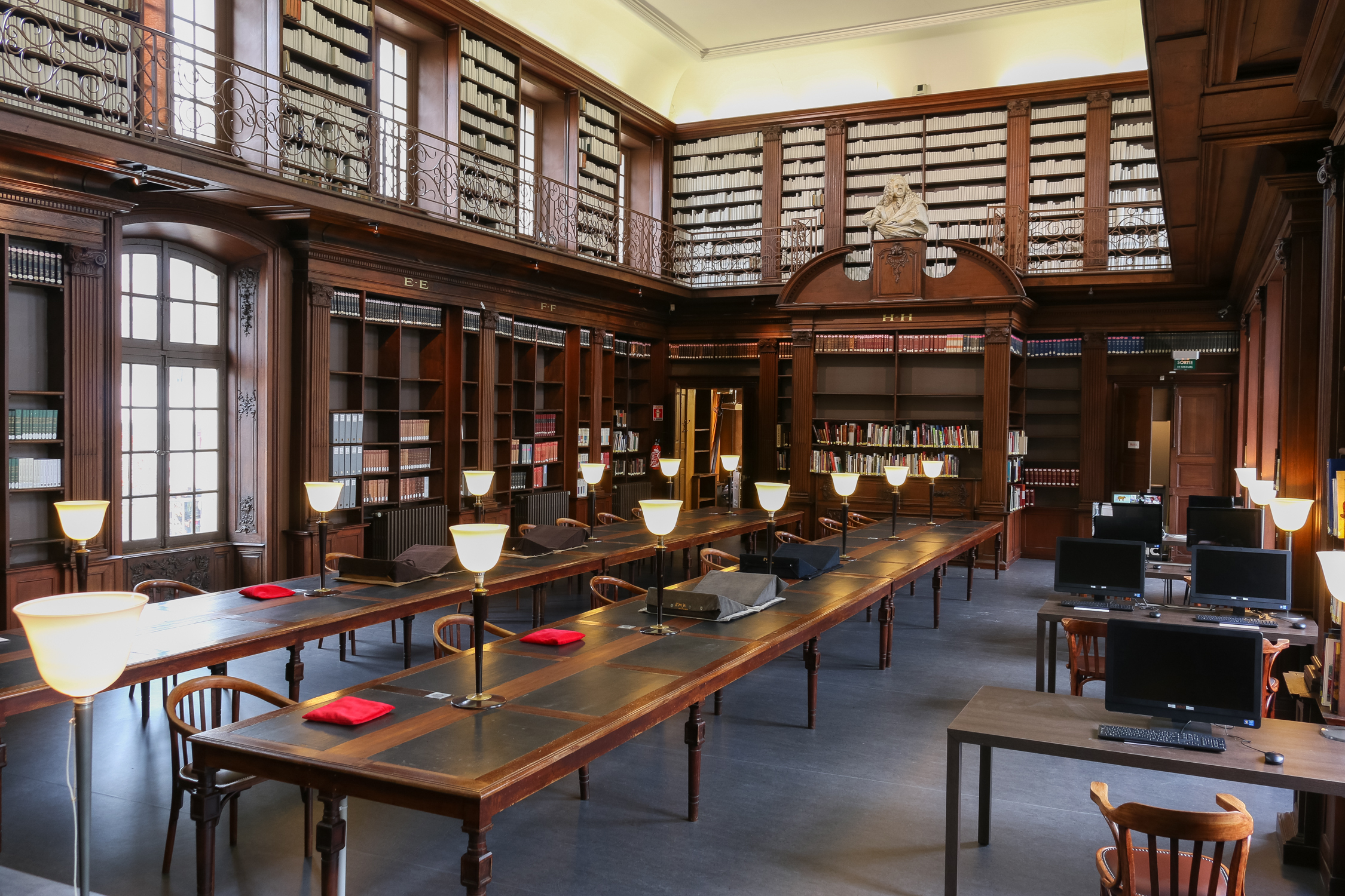Visite en LSF de la bibliothèque Stanislas