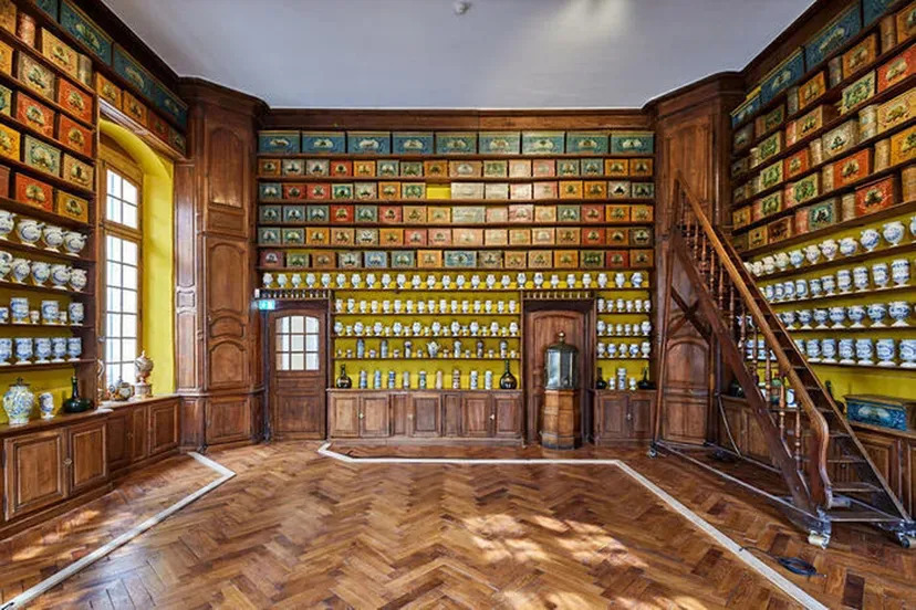 Découvrez librement les collections de l'Apothicairerie de l'Hôtel-Dieu-Le-Comte
