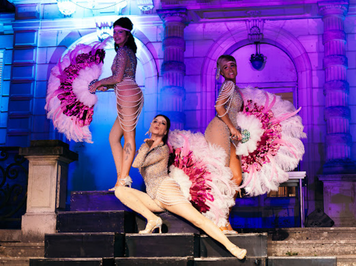 Toutes différentes et imparfaites, nous mettons en valeur la féminité au travers de nos différents tableaux. Tantôt classique, tantôt burlesque, une pincée de sensualité et une pointe d'humour.