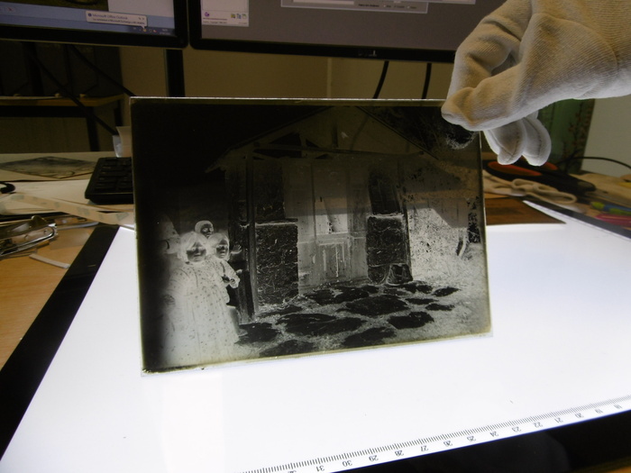 Affiche — LA PHOTOGRAPHIE EST-ELLE UN PATRIMOINE EN DANGER ? 
RENCONTRE AVEC LES ARCHIVISTES CHARGÉS DE LA CONSERVATION DES PHOTOGRAPHIES