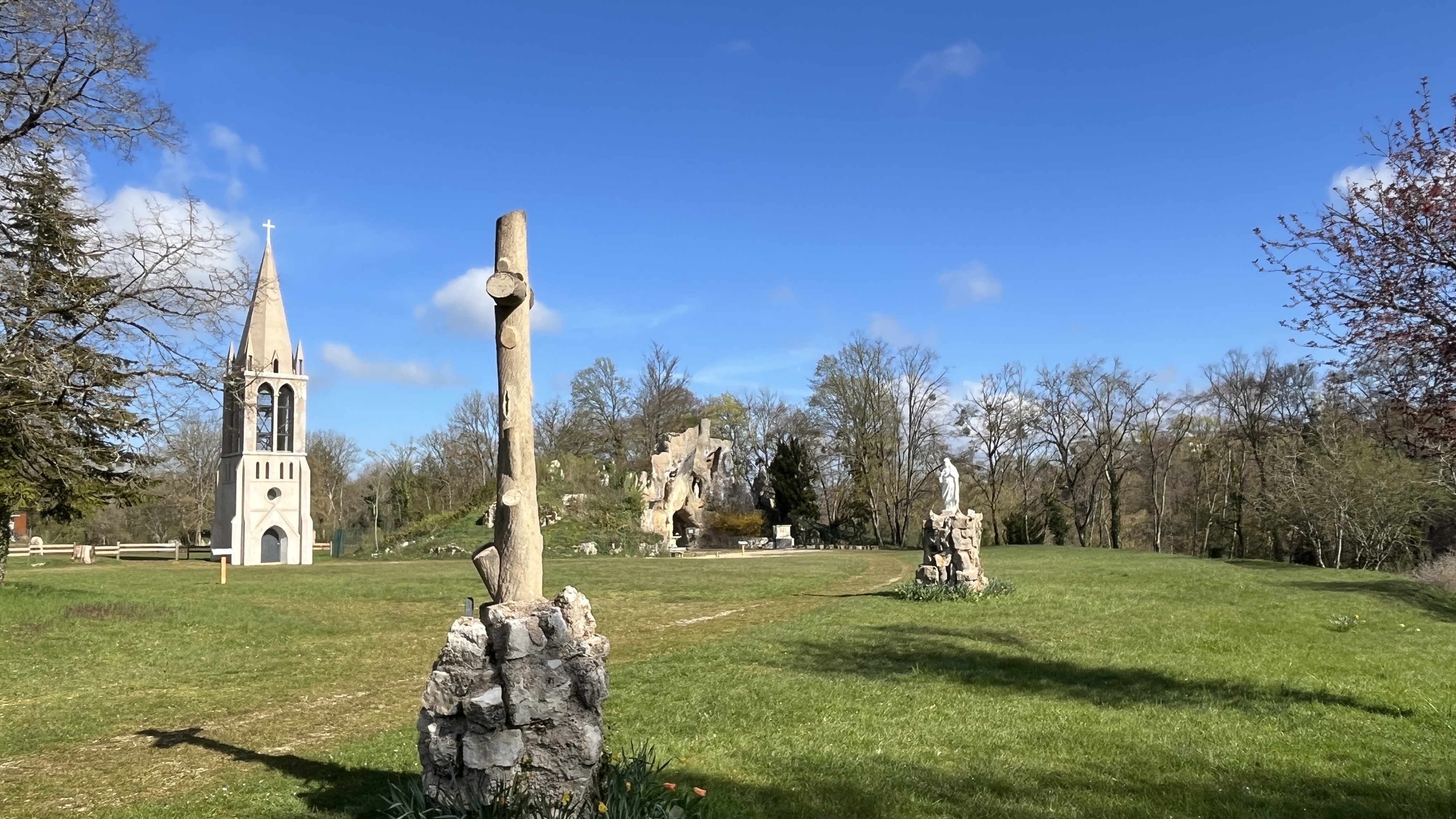 Découverte du Parc Sainte-Marie avec son carillon et sa réplique de la grotte de Lourdes.