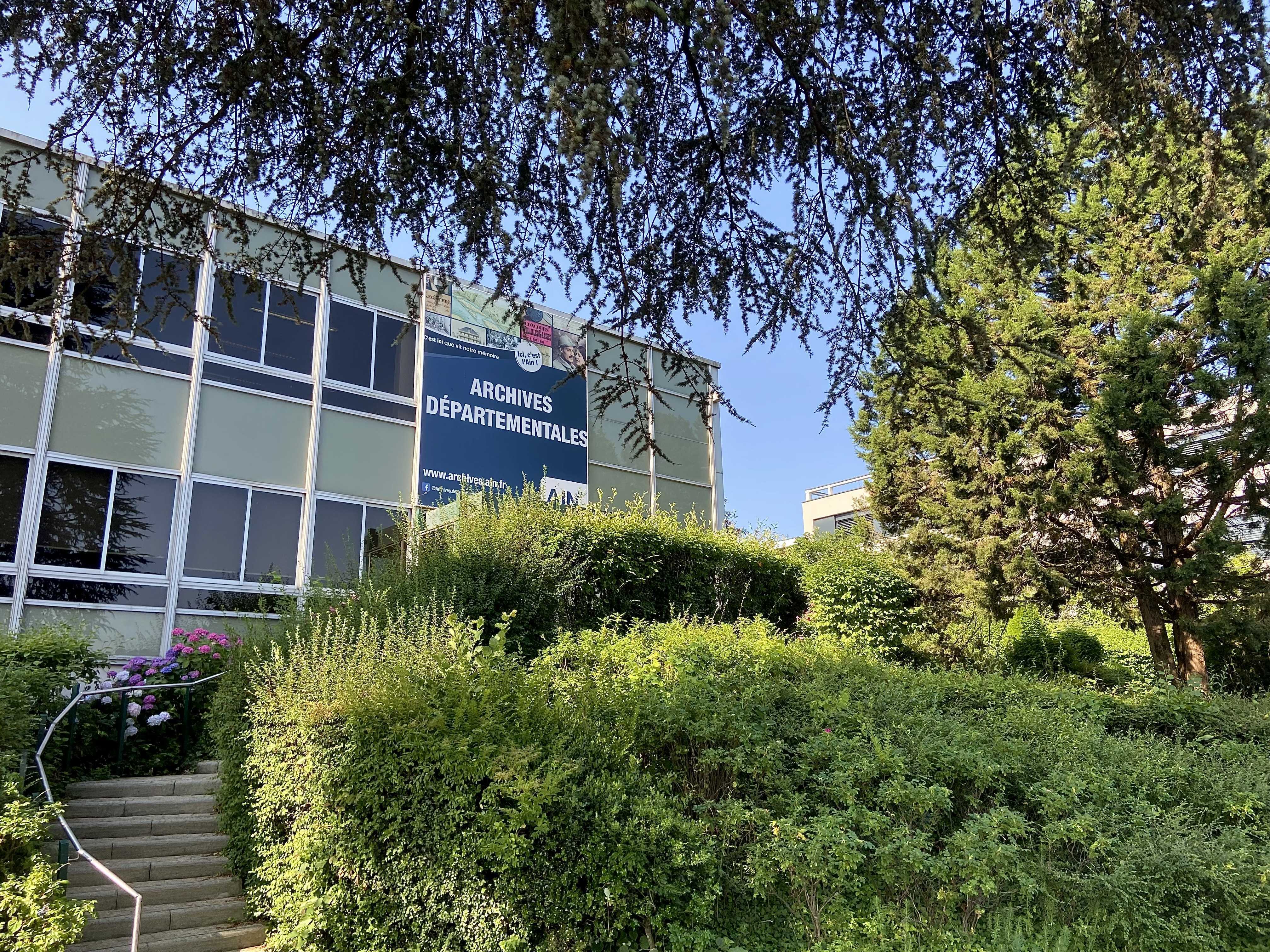 Plongez dans les coulisses des Archives départementales de l'Ain !
