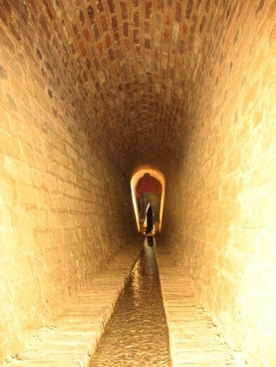Aventurez-vous dans le tunnel de captation d'une source