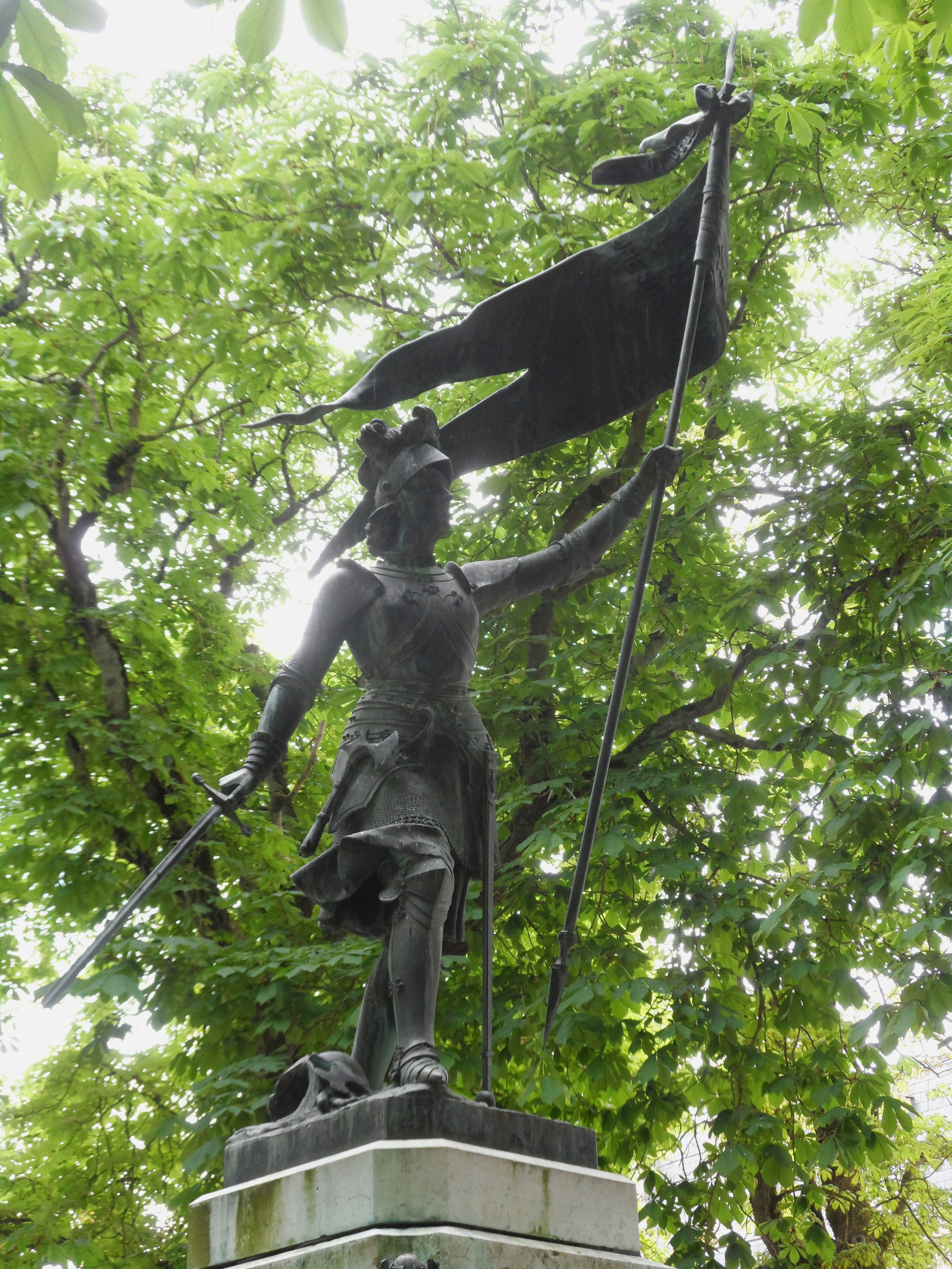 Observation de la statue Jeanne d'Arc de Louis Fournier