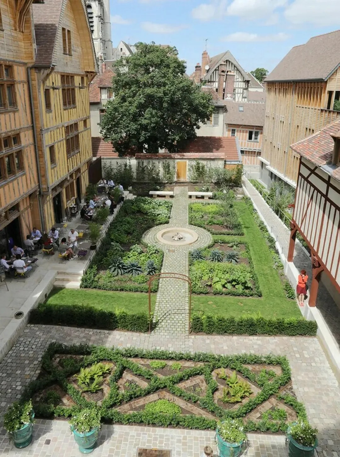 Flânez dans un jardin Renaissance, au cœur d'un ancien hôtel particulier