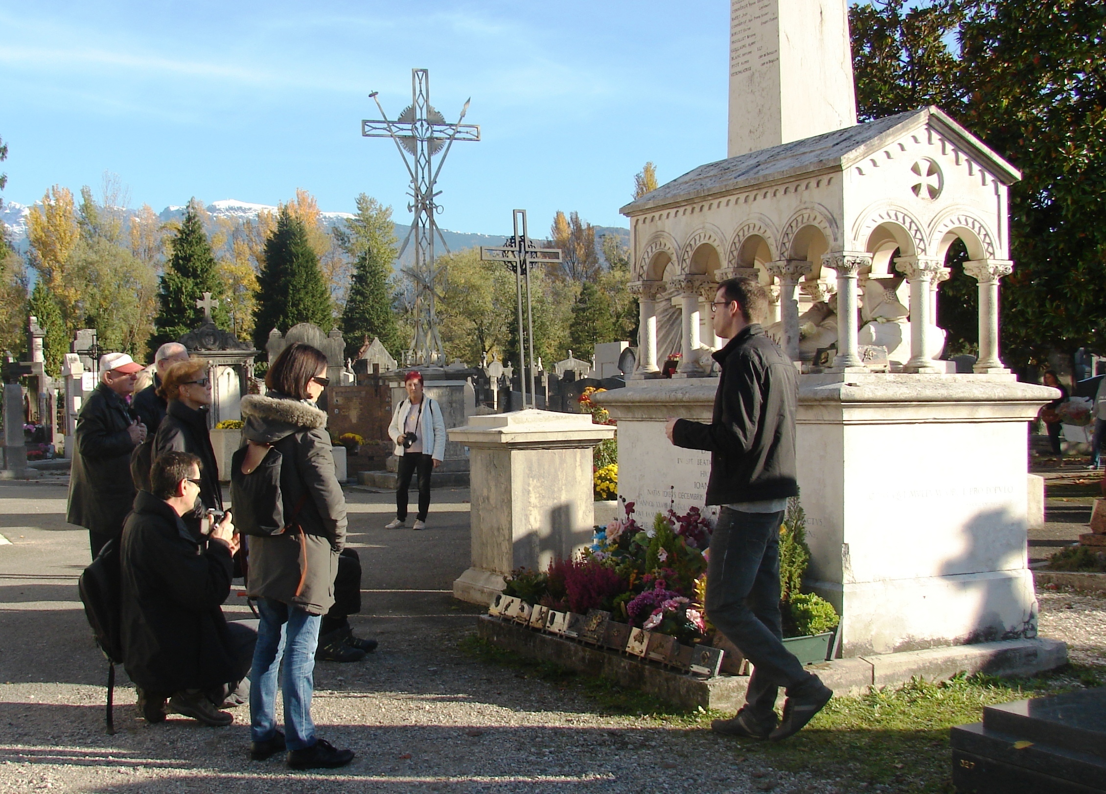 Prêtres et religieuses au cimetière Saint-Roch : des destins spirituels croisés, par Xavier Giacomazzi