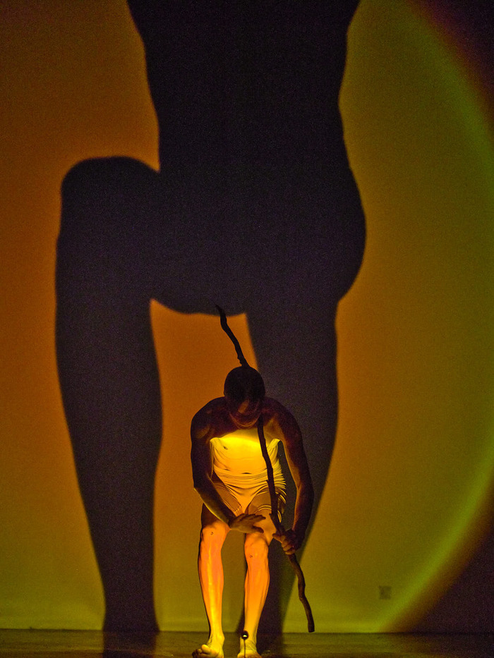 Pile ou [ frasq ] est une scène dédiée à la présentation d’actions et de gestes performatifs inattendus dans sa définition la plus large possible.