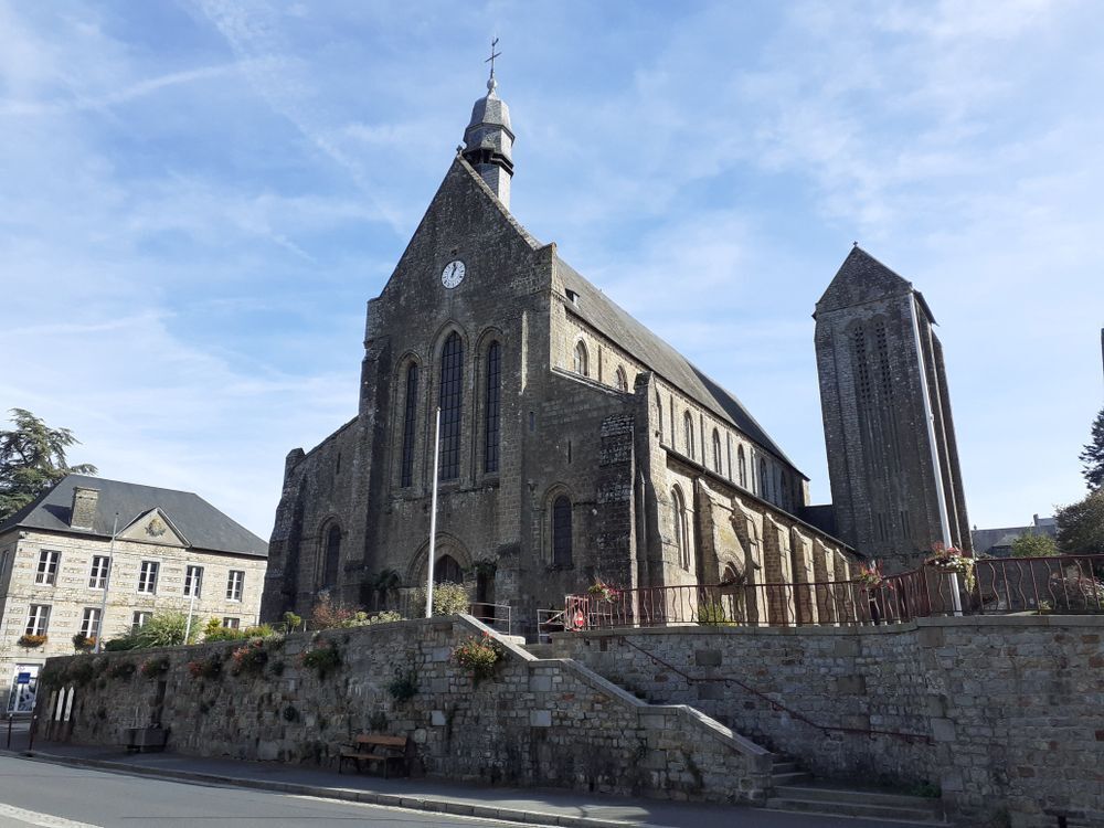 Visite libre de la collégiale de Mortain : découverte d'un joyau historique et spirituel