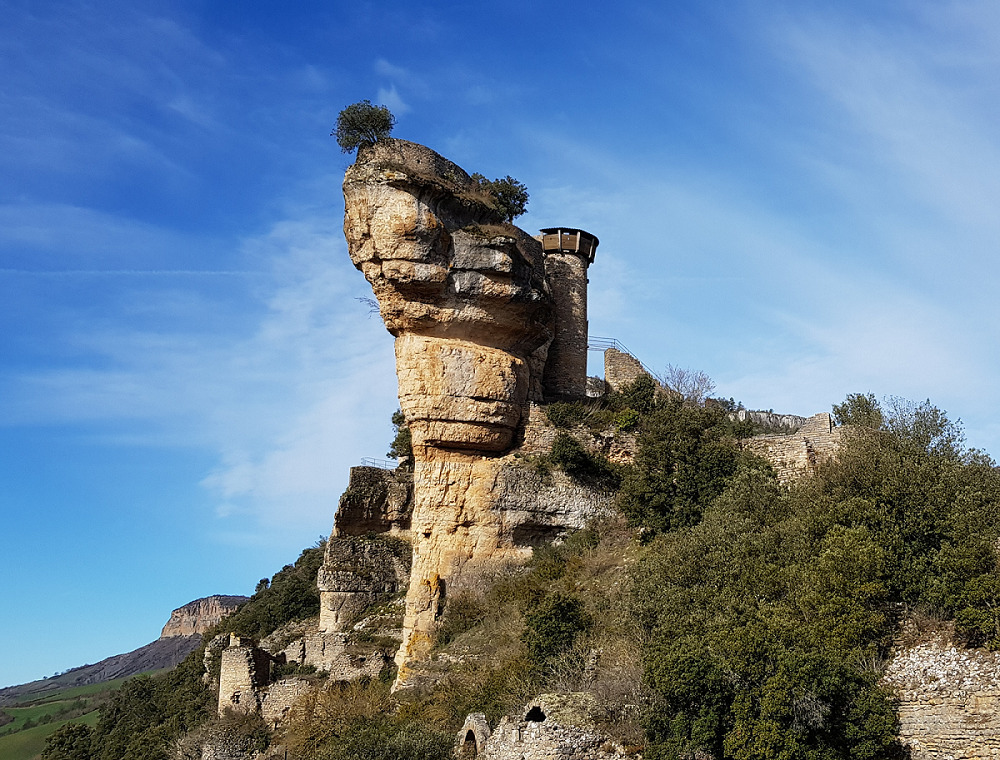 Découvrez un extraordinaire château perché