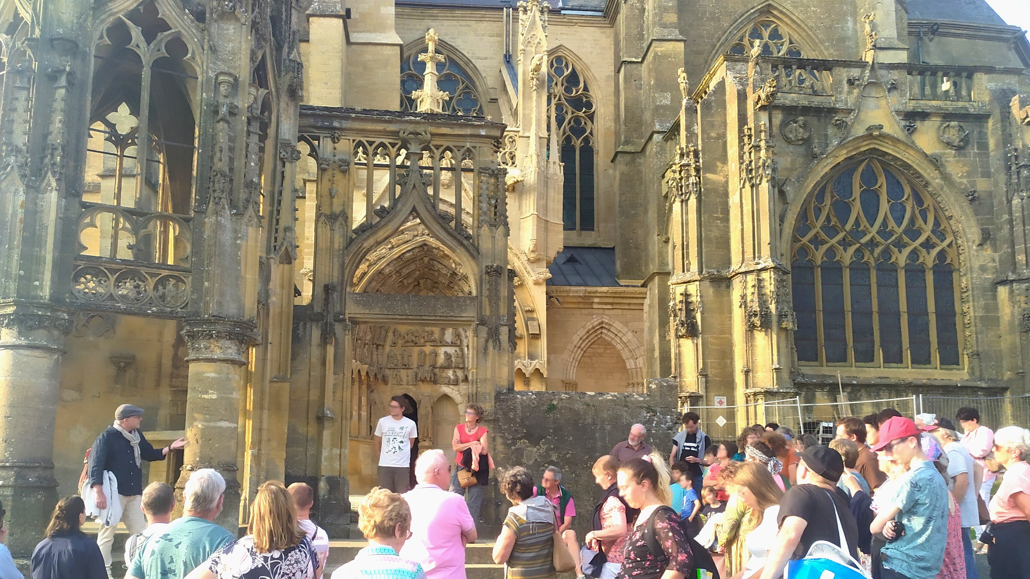 Visite guidée de la basilique des champs et de son joyau flamboyant