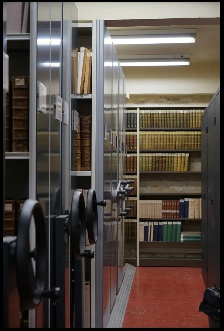Découvrez les coulisses de la Bibliothèque Ceccano : Visite d'un magasin de conservation