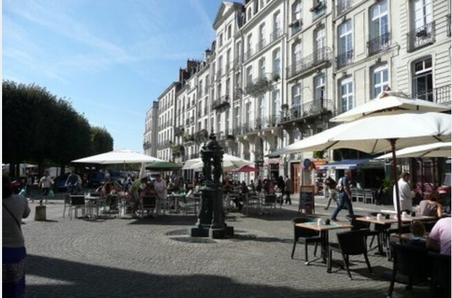 De la Place de la Bourse au quai de la Fosse