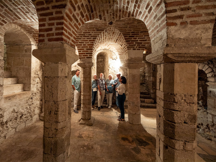 Visite des cryptes du 11e siècle : Saint-Aignan et Saint-Avit.