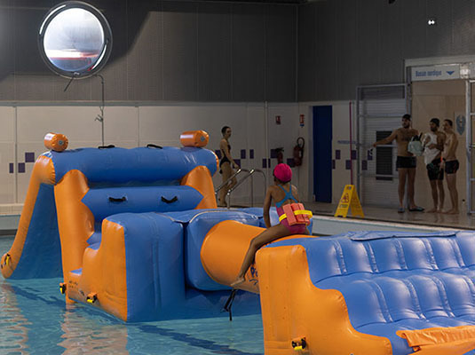 Jeux aquatiques à la piscine Alban Minville