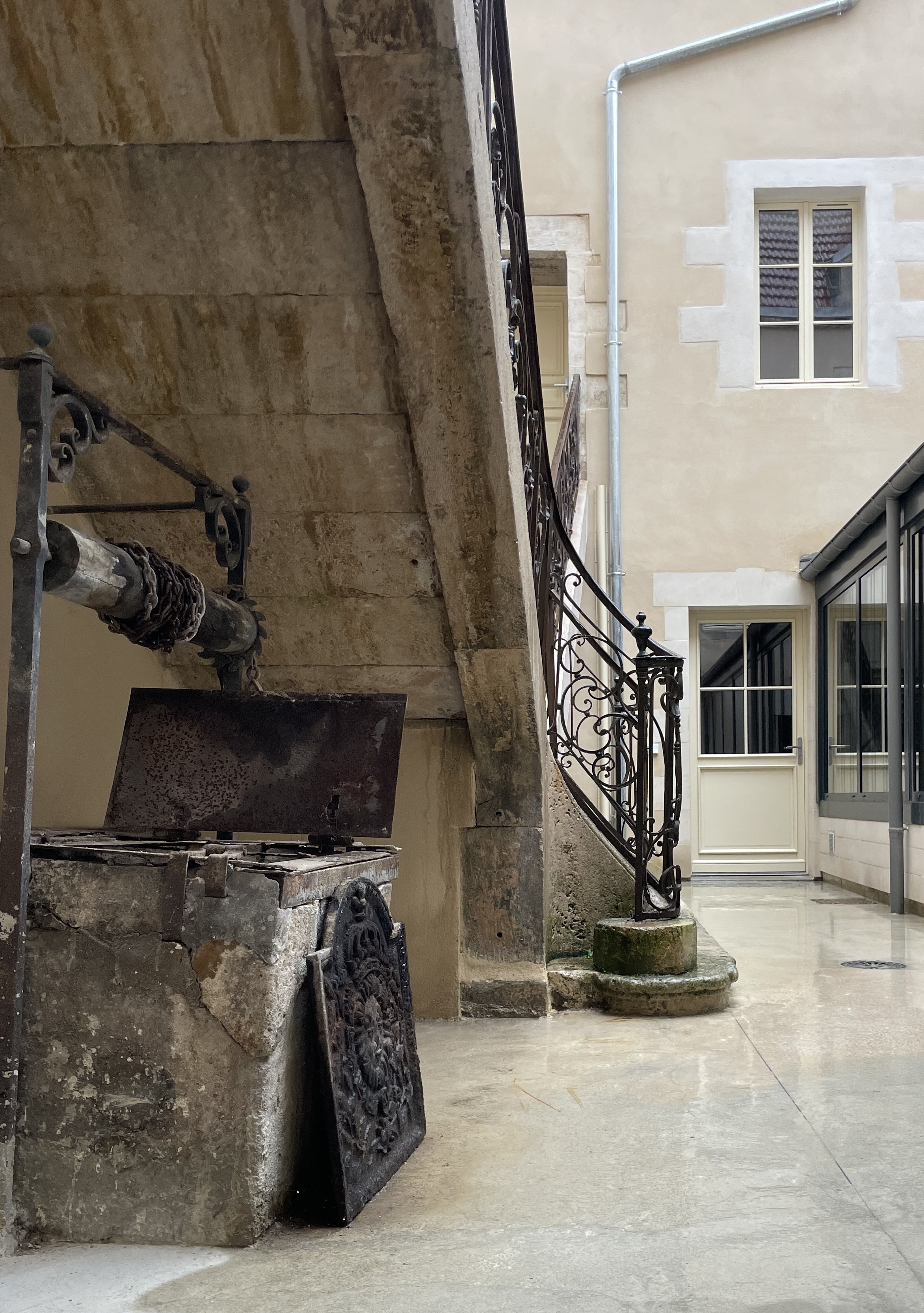 Visite d'une cour intérieure et son escalier