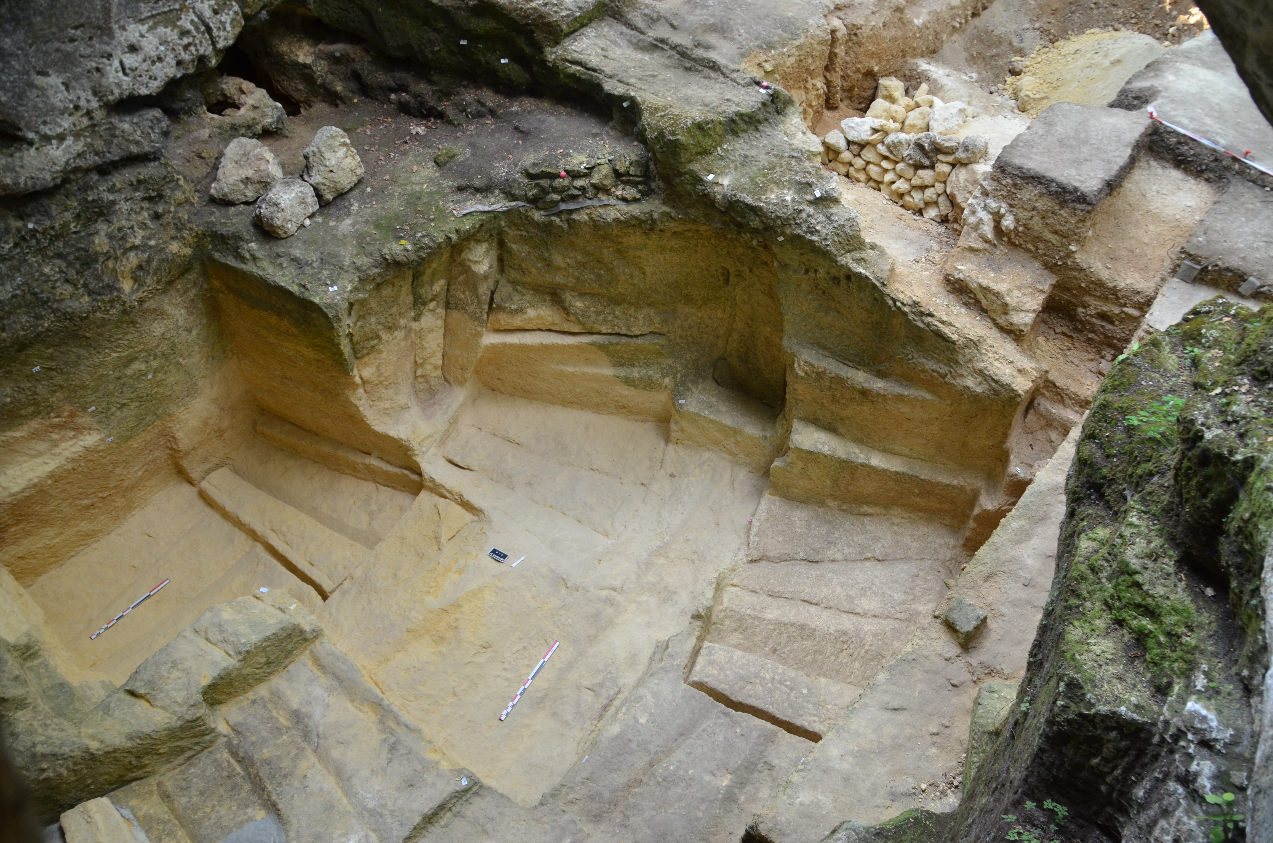 Activité d’archéologie expérimentale : démonstration de taille de sarcophage mérovingien