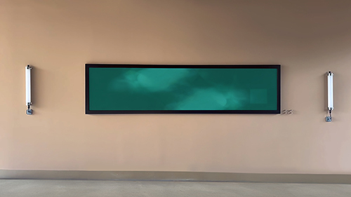 Œuvre émaillée rétroéclairée de 3,20 m de long signée Guillaume Bottazzi