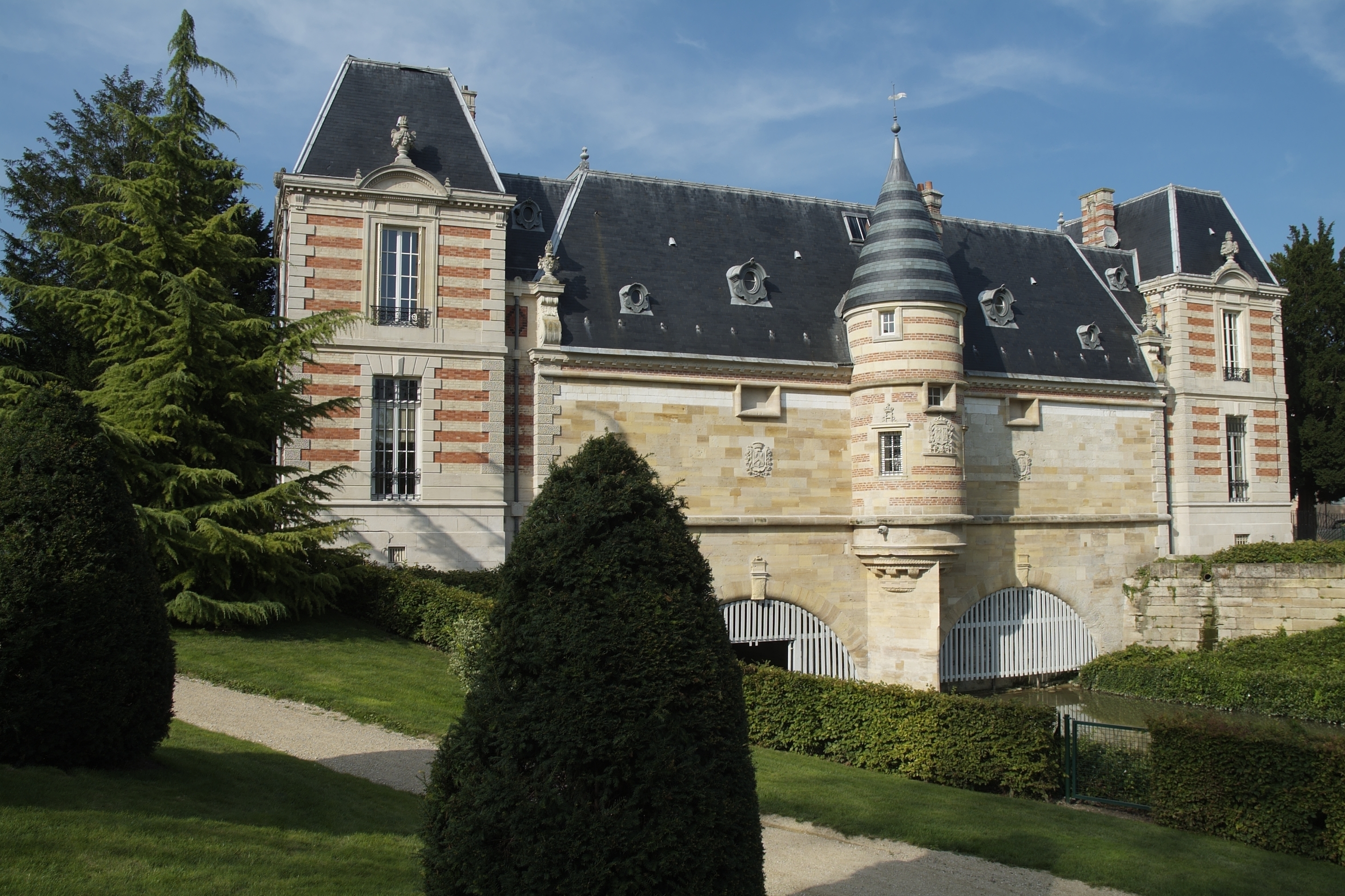 De pierre et de lumière : exposition photographique sur le Château du Marché et le réseau électrique marnais