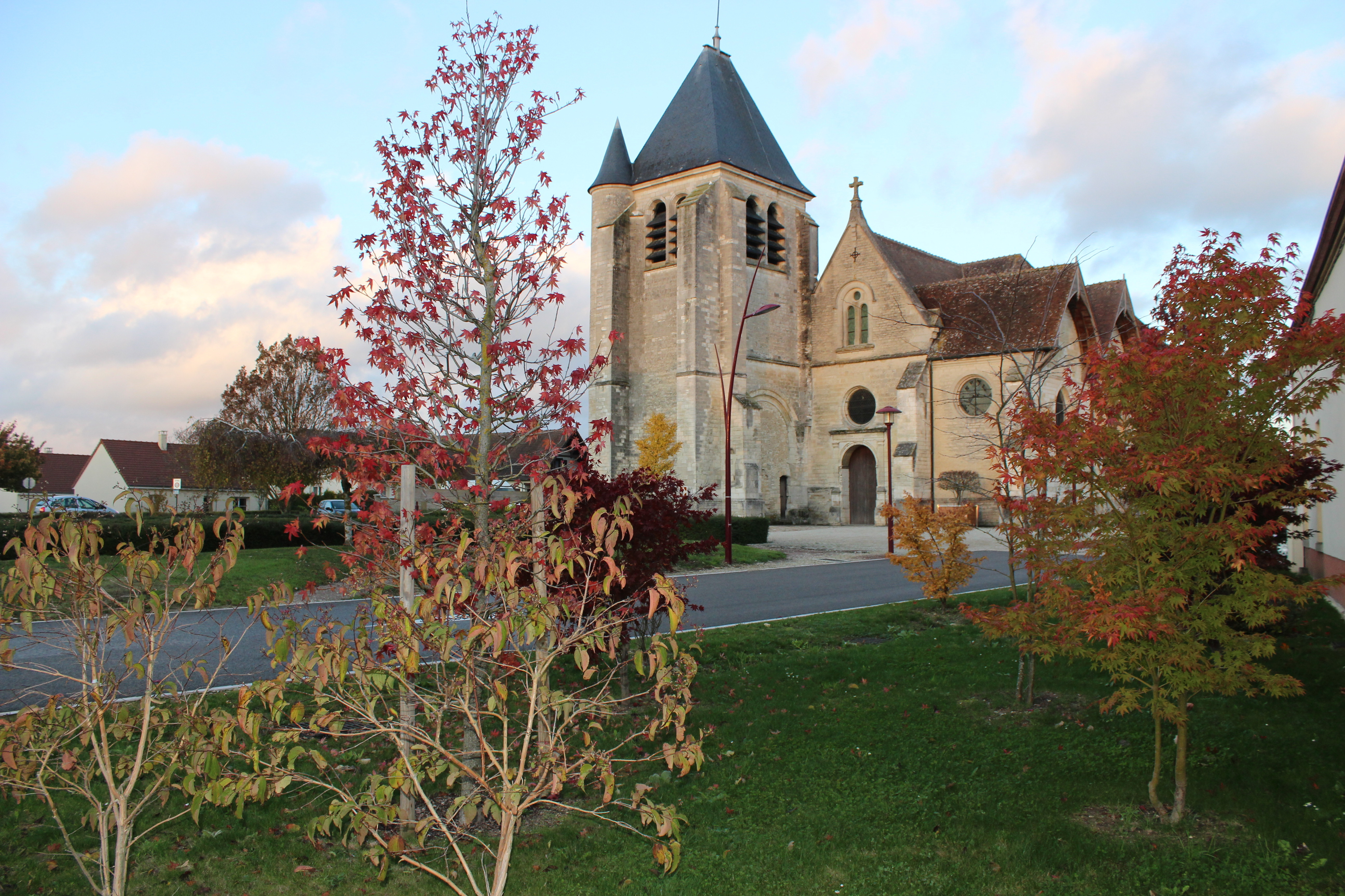Visite guidée de l'église de Saint-Parres-aux-Tertres et de sa nécropole gallo-romaine. Histoire contée de la vie de saint Patrocle.