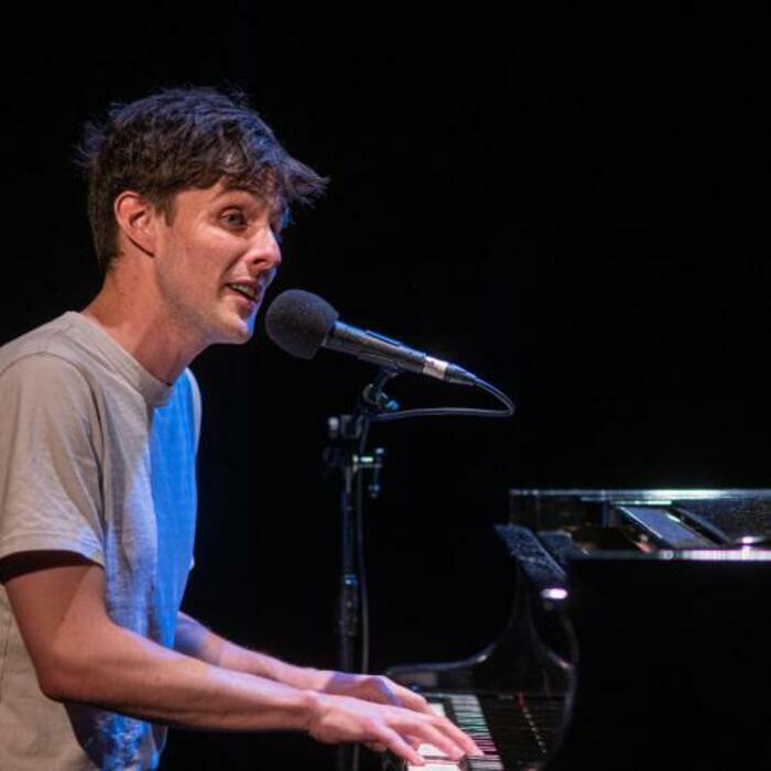 Yorick Vinesse présente son tour de chant. De la chanson parfois drôle mais pas que, composée de sauts dans l’enfance, de regards vers la vieillesse. D'un instrument à l'autre, il nous plonge dans ...