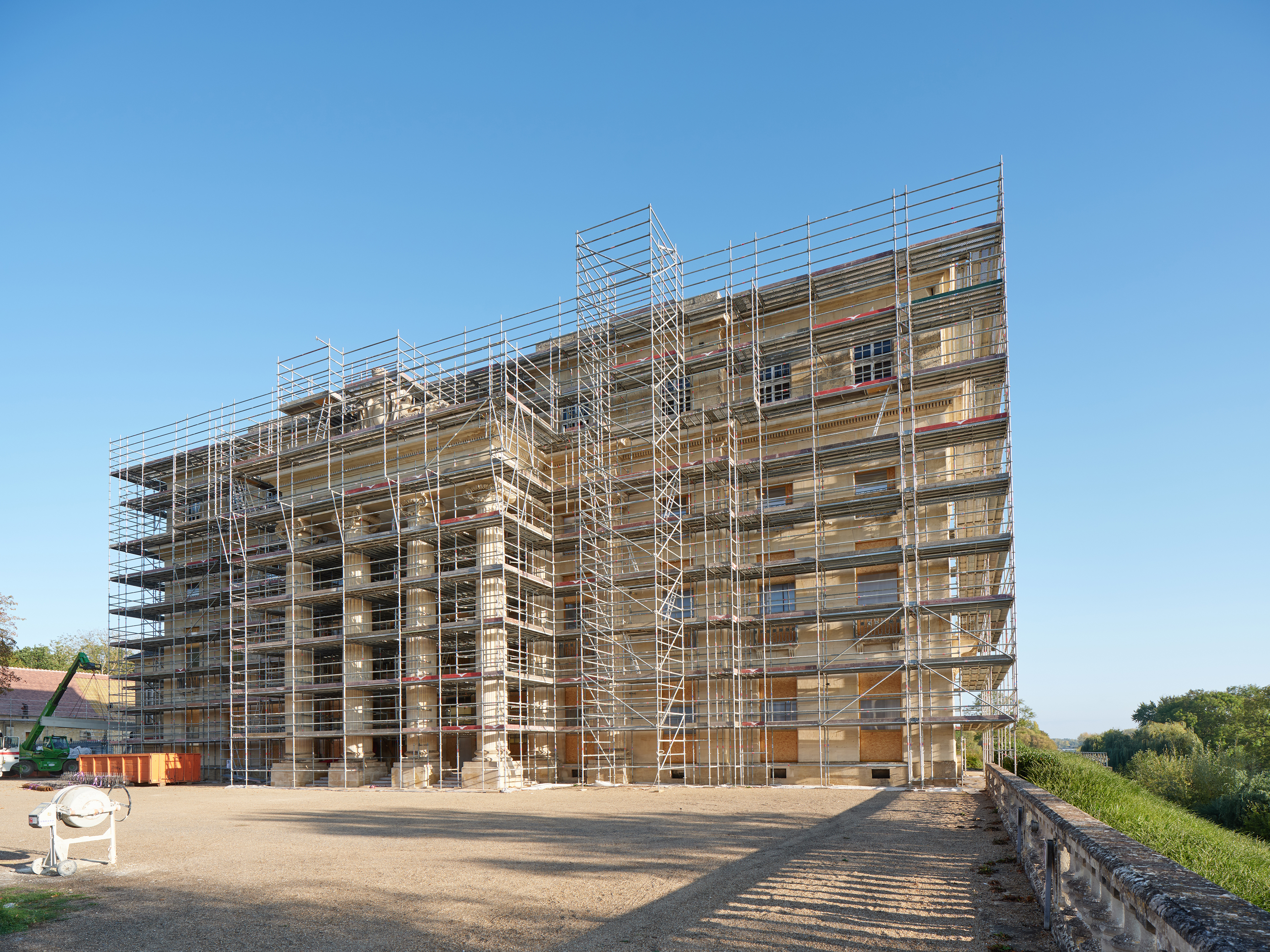 Levez les yeux ! C'est le chantier au château de Bénouville !