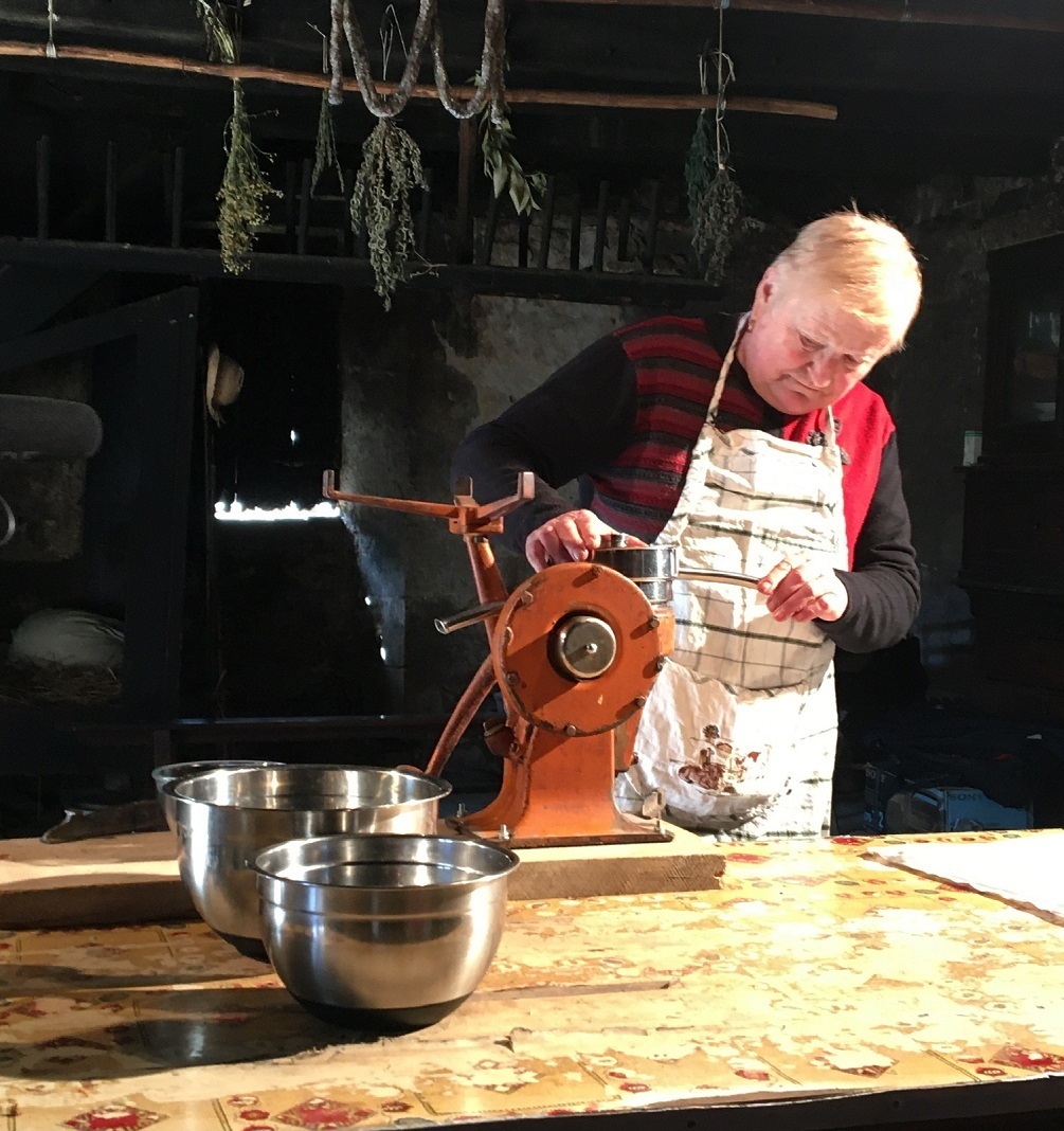 Fabrication de crème avec l'écrémeuse traditionnelle et fabrication du beurre à la main.