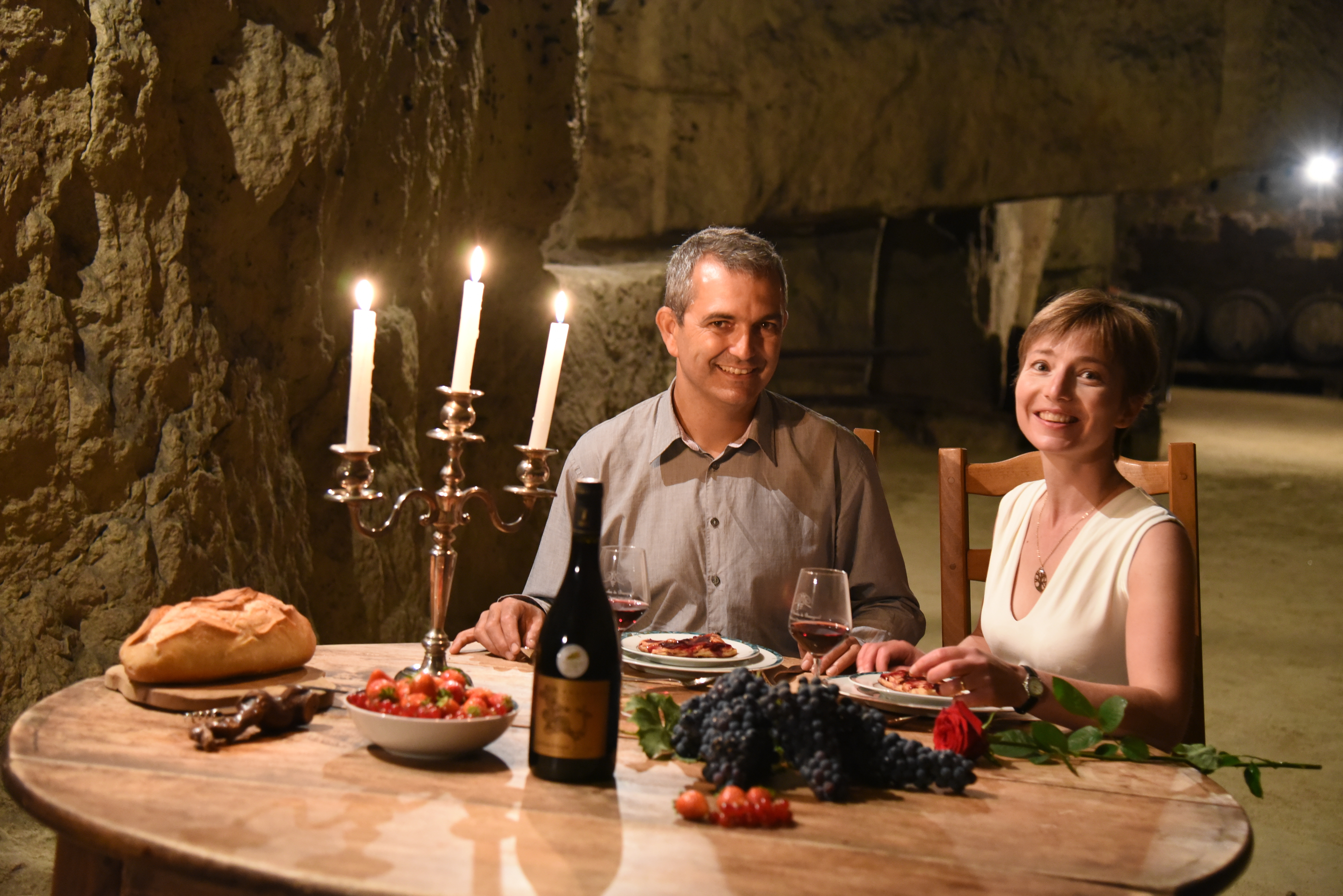 Vignes bio, chai et cave troglodytique du Xᵉ siècle