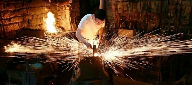 Démonstration de forgeage de lames et garnitures de fourreaux