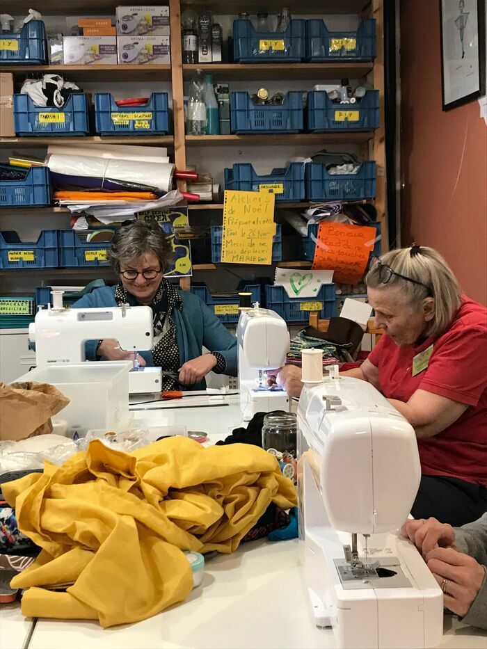 Venez échanger, prendre conseil et apprendre à réparer vos textiles avec les bénévoles couturières de la Fabrique d'Issy.