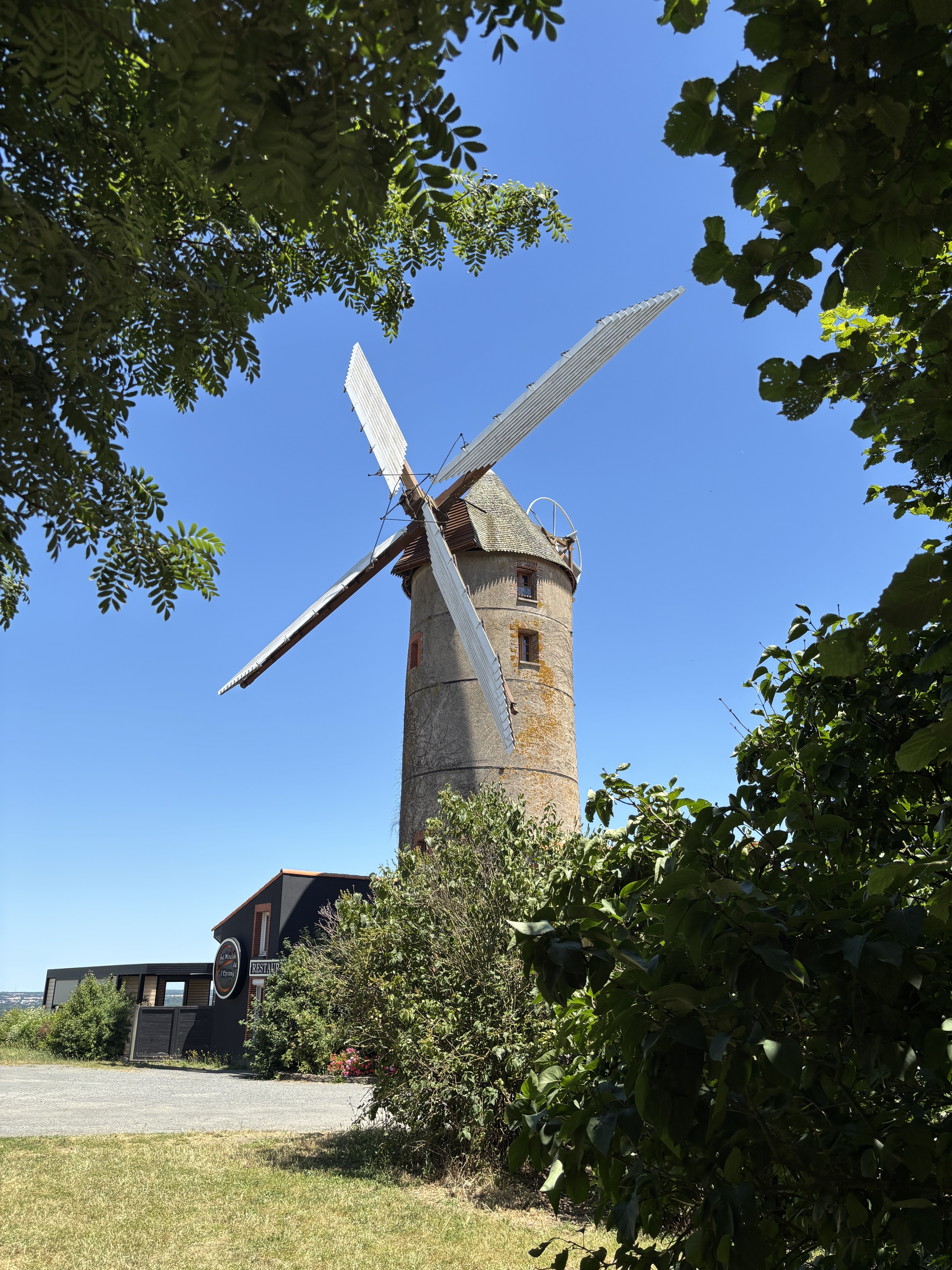 Faites vivre le moulin ! Venez souffler sur les ailes de notre histoire : sans vous, elle s'arrête.