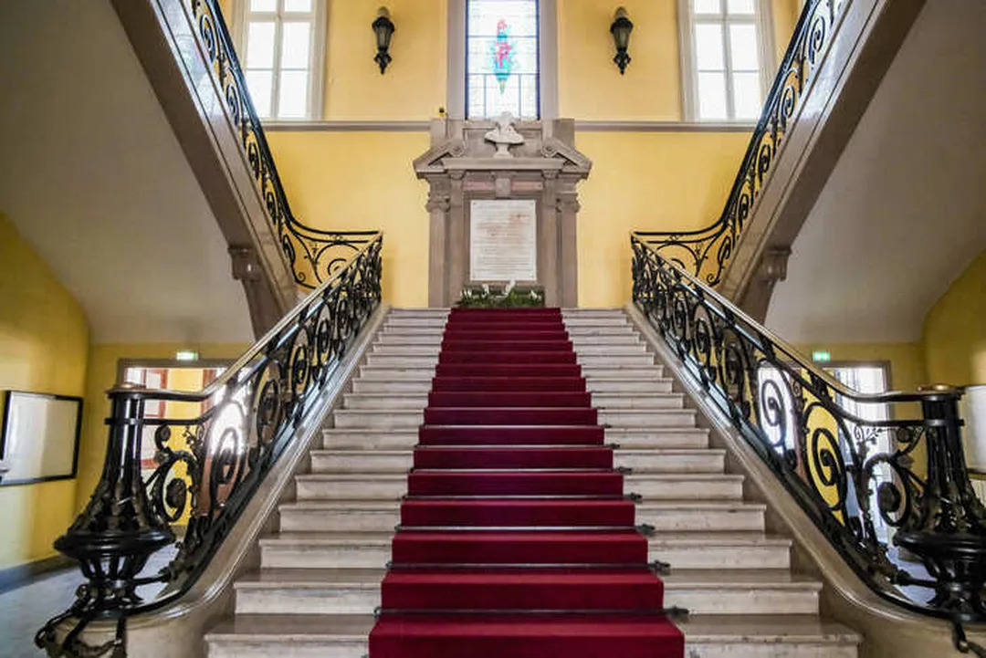 Découvrez un hôtel de ville de style Louis XIII