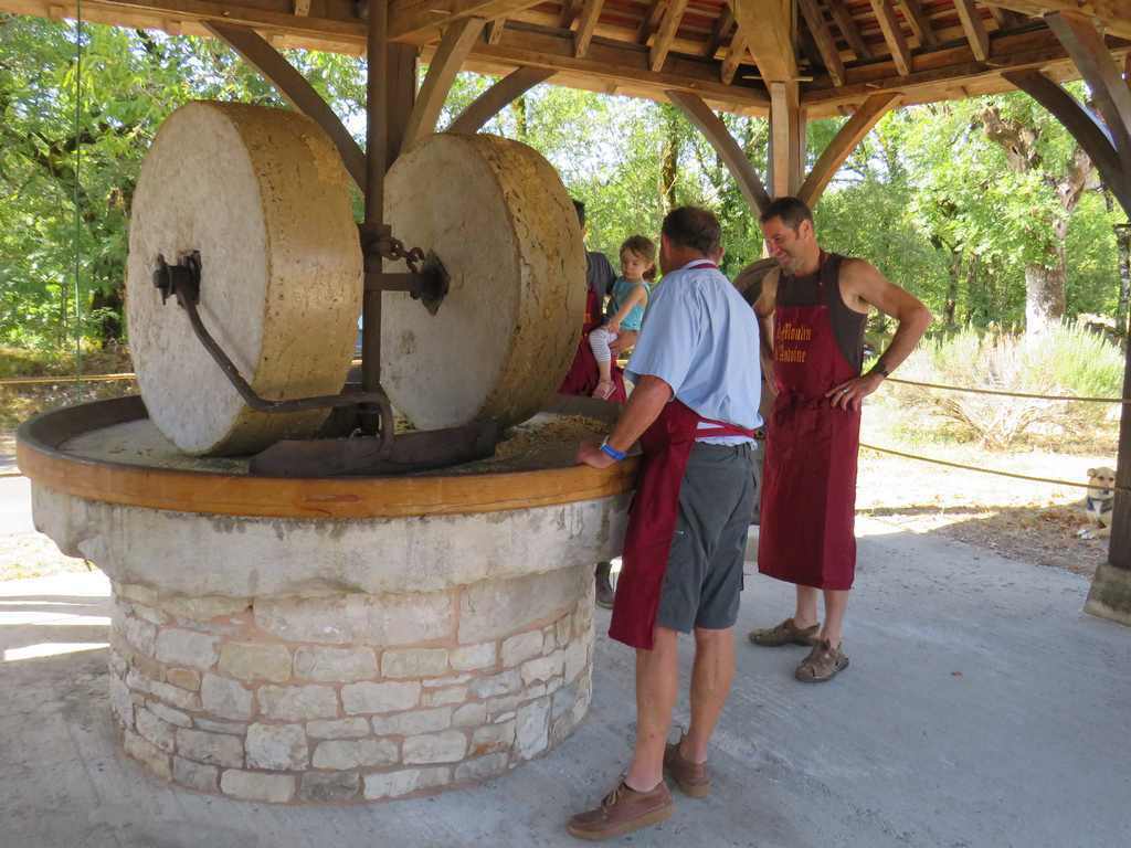 Visite guidée du moulin d'Antoine : un voyage au cœur de la fabrication artisanale d'huile de noix