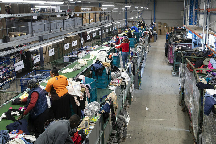 Visite du centre de tri des vêtements