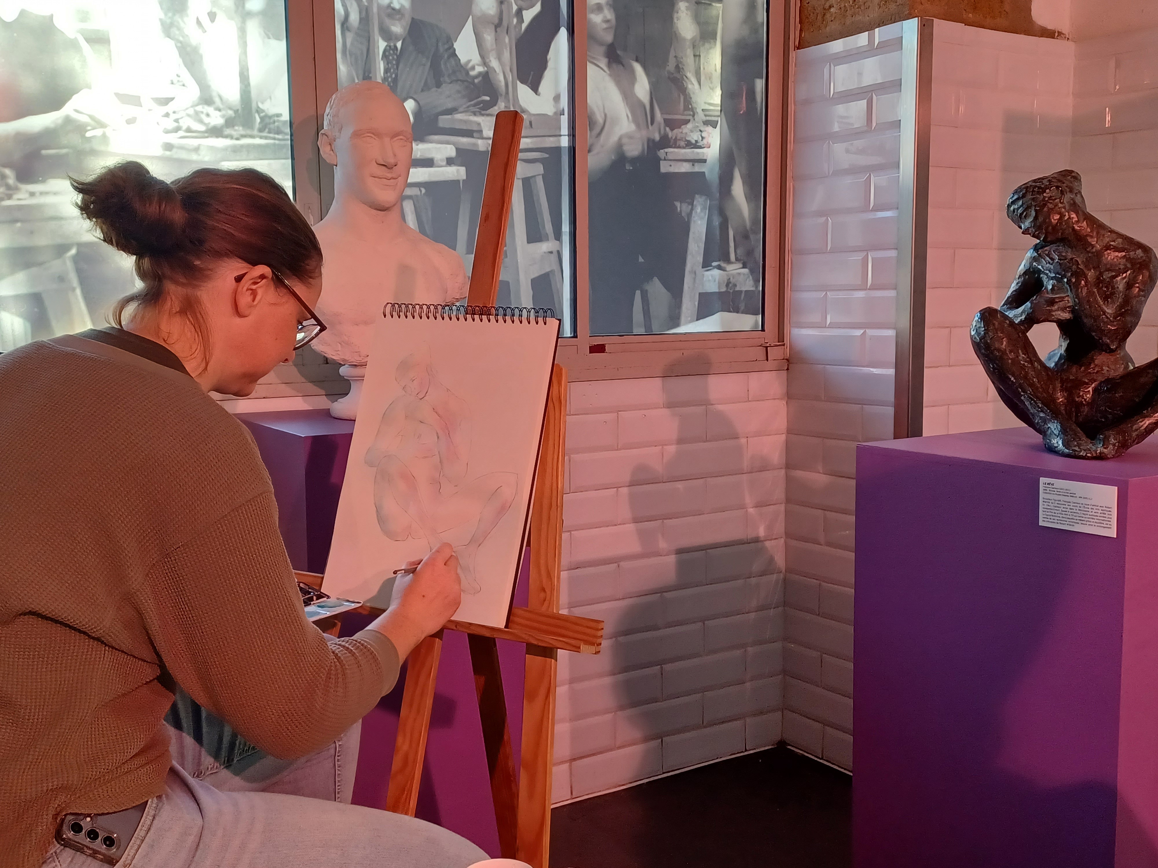Grand cours de dessin au musée