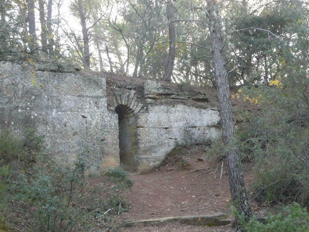Le long de l'aqueduc romain de Traconnade à Peyrolles