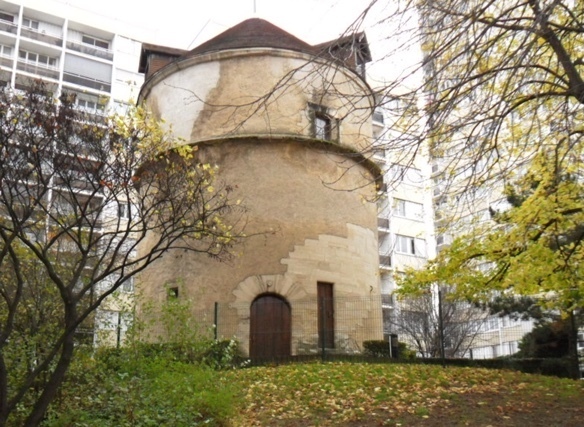 Une tour parmi des tours mais qui vaut le détour : le colombier de Créteil !