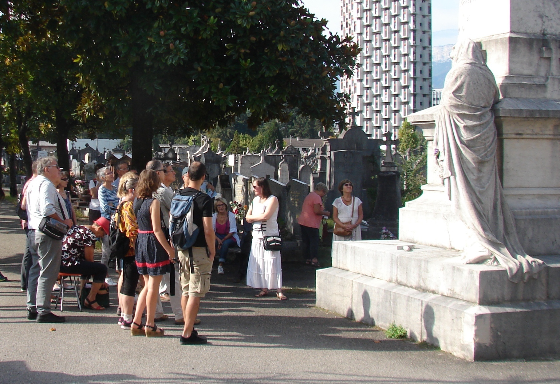 L'au-delà du féminisme, visite guidée au cimetière Saint-Roch par Anaïs Gui-Diby