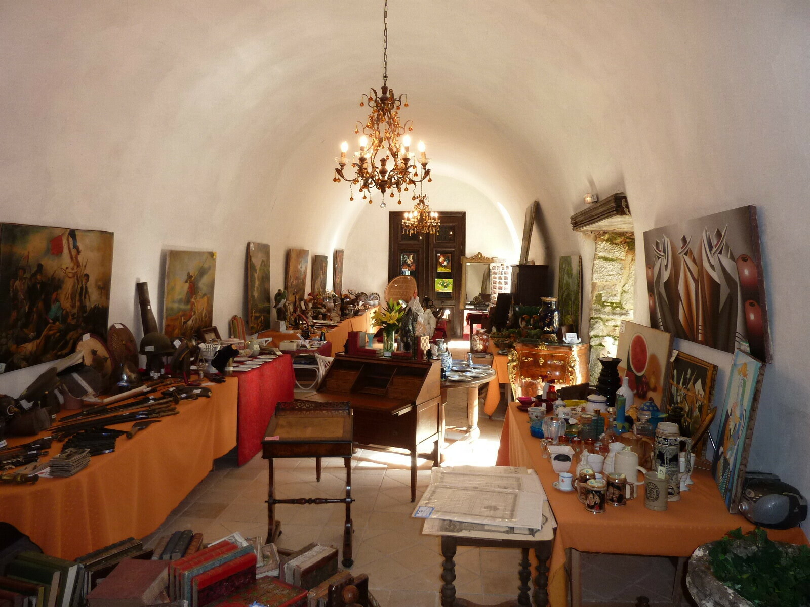 La brocante des chateaux un événement chargé d art et d histoire
