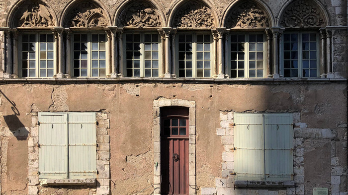 Visite libre de la maison canoniale du XIIIᵉ siècle face à la cathédrale