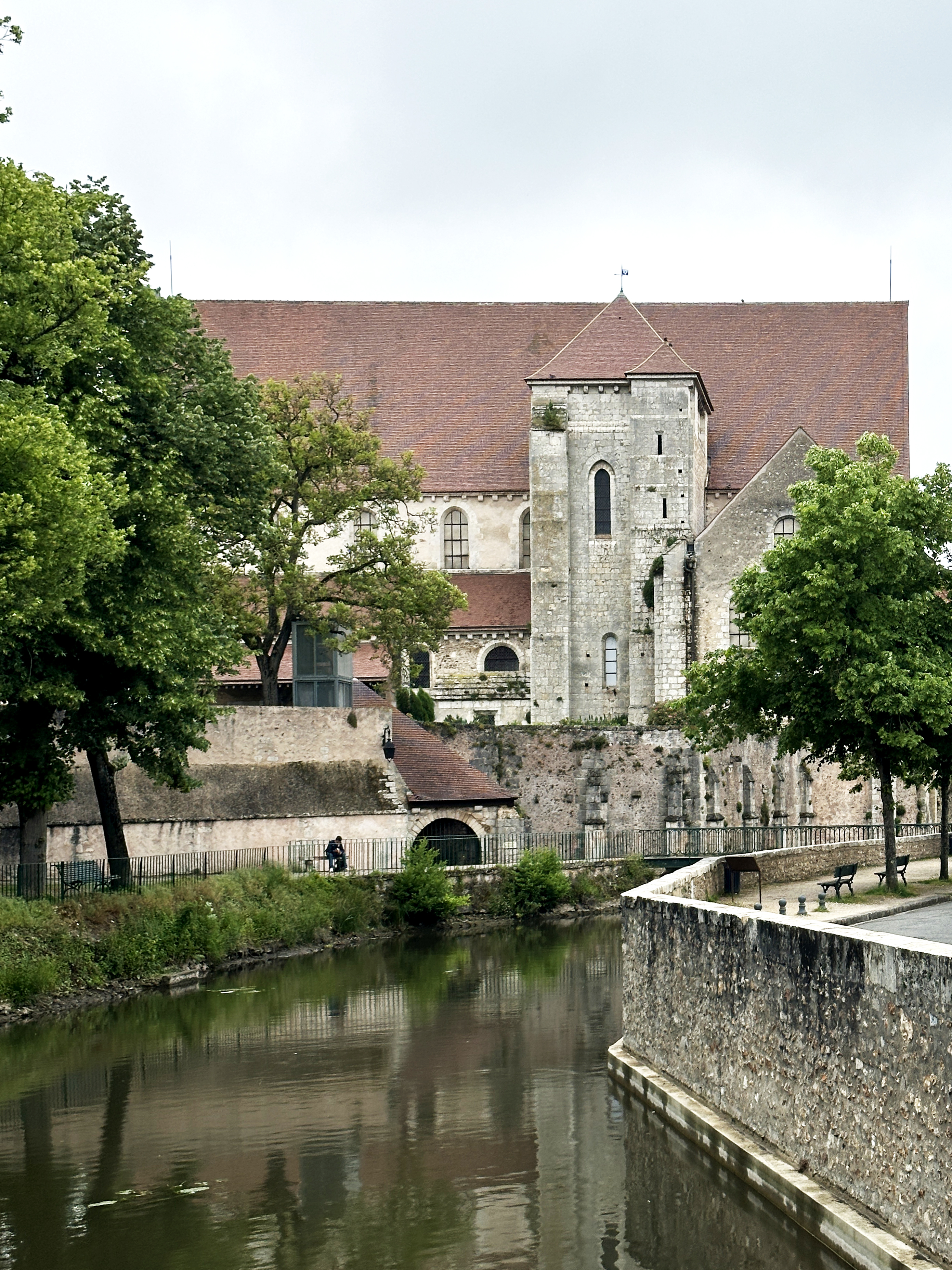 L'édifice roman et le projet de vitraux contemporains