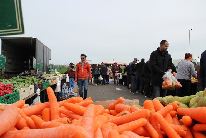 Un marché alimentaire très fréquenté et reconnu pour ses fruits et légumes bon marché.