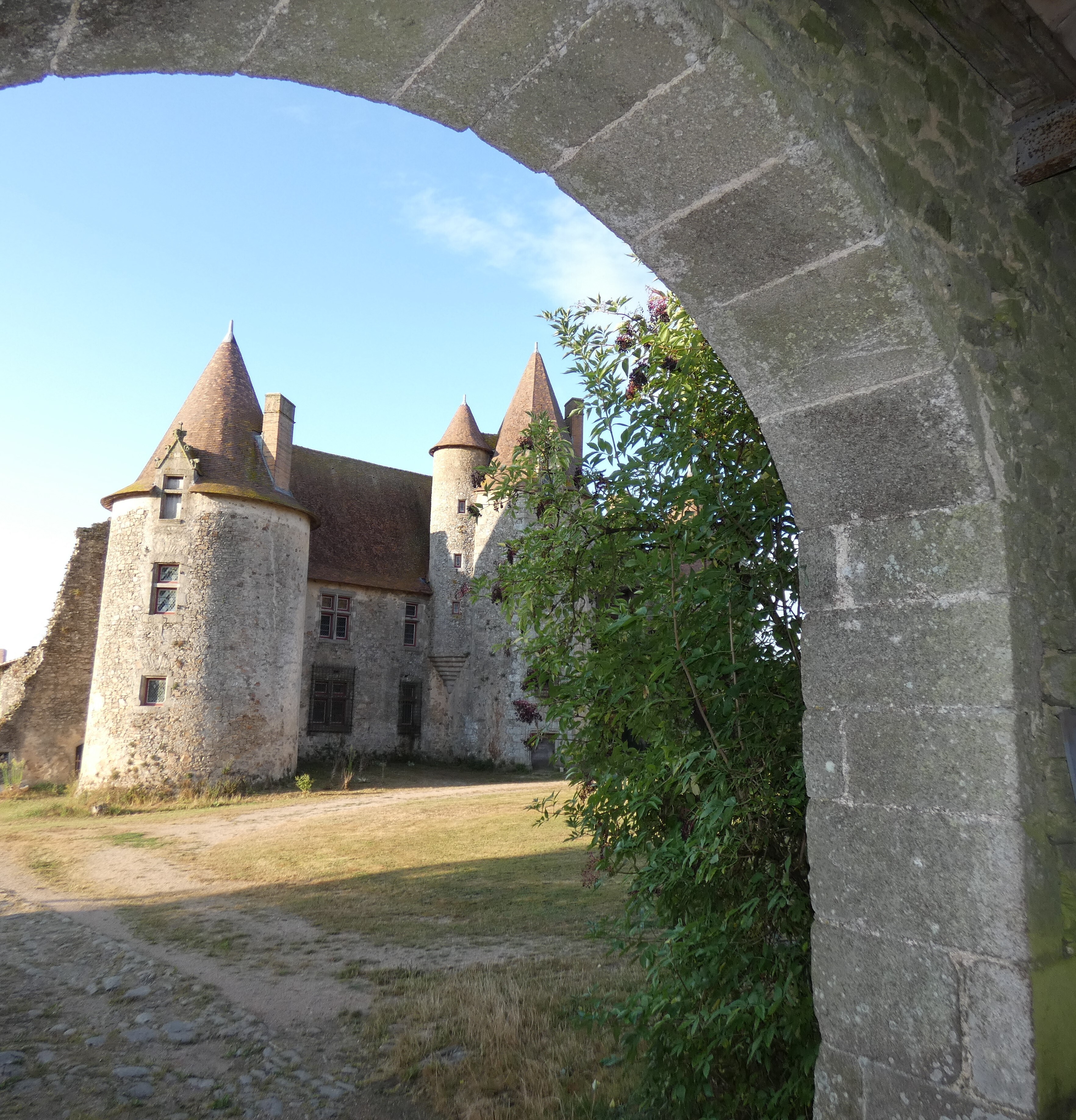 Visite guidée des extérieurs du château de la Chapelle-Bertrand