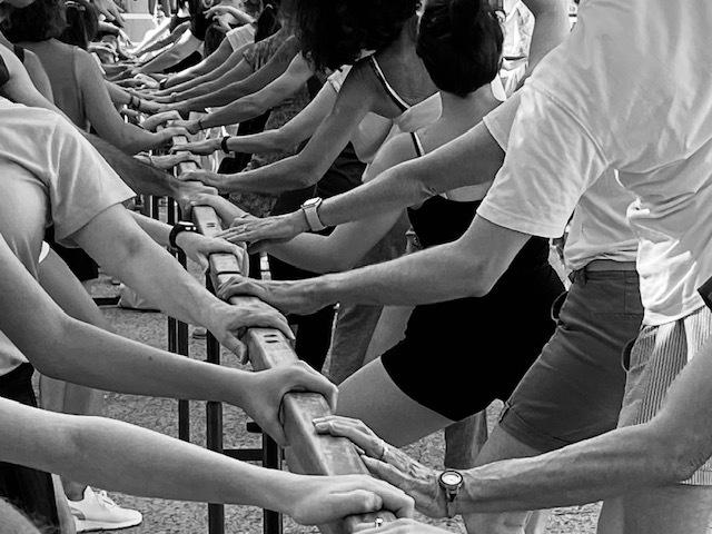 Une barre de danse classique proposée par Lydie Fornage en plein air pour ouvrir les Journées du Patrimoine à Épinal