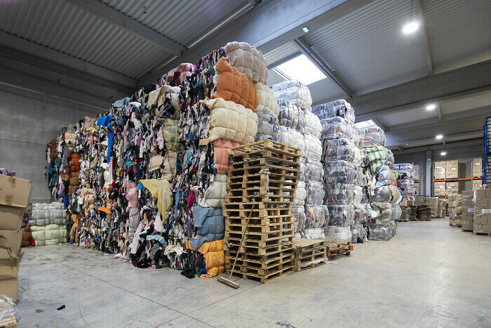 Visite du centre de tri des vêtements